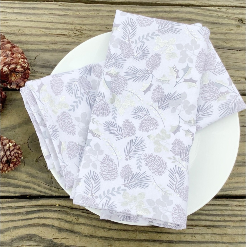 White Christmas dinner napkins Set of 2 New Handmade 18x18 Acorns Holly medley